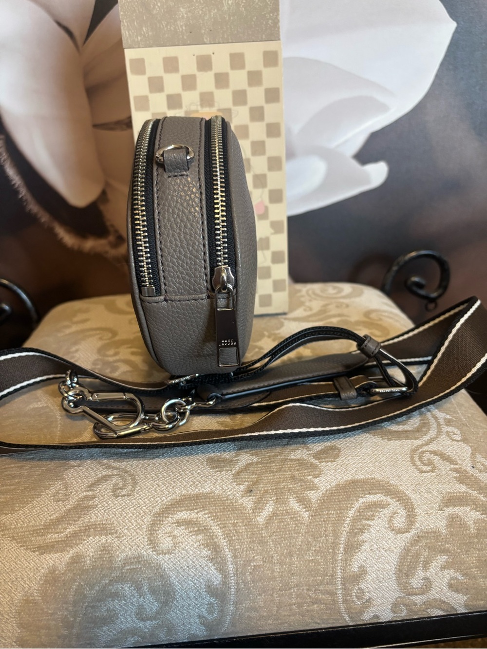 Marc Jacobs Oval Pebbled Leather Crossbody in Gray with Detachable Strap - Picture 4 of 12